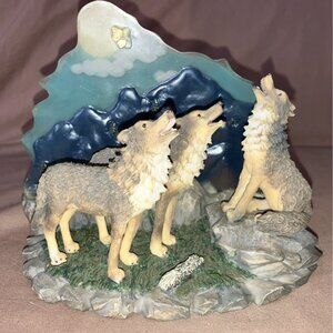 Howling Wolves Figurine-Classic Wildlife Collection 6.5”x5.5”x4.5”